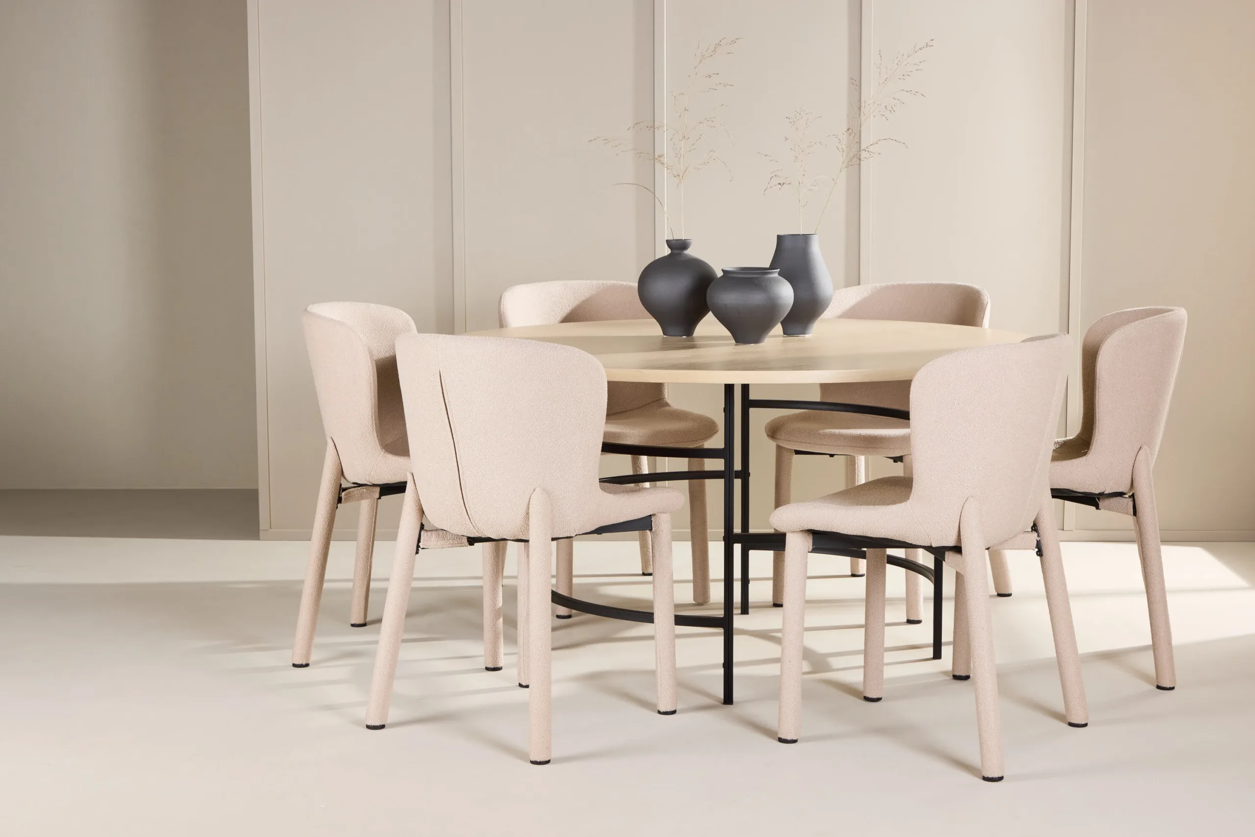 Ümmarguse valge söögilaua komplekt Copenhagen Ø140 cm ja 6 beeži buklee-kattega Astoria tooli - GR24758