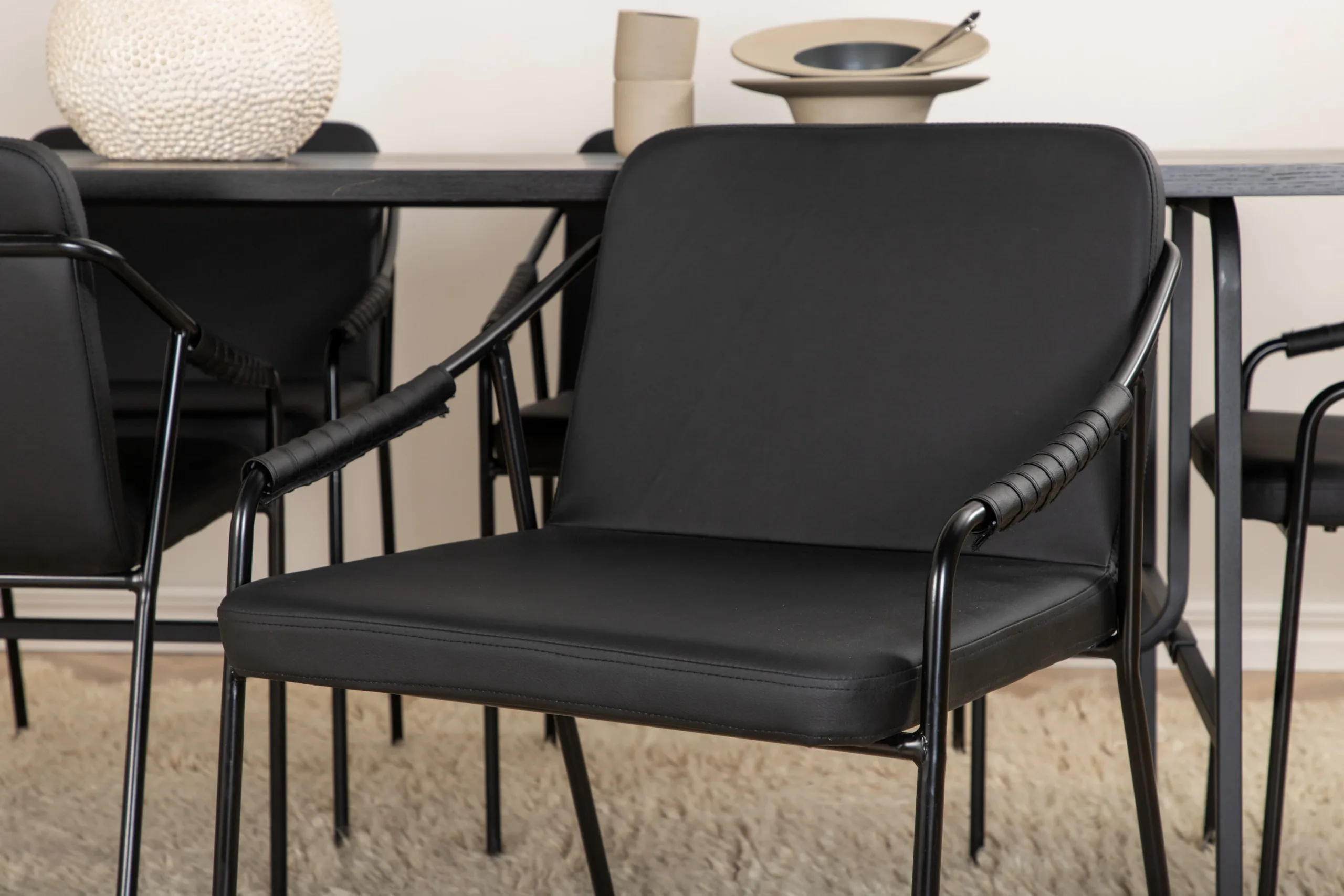 Uno ristkülikukujuline söögilaua komplekt (must MDF, 6 musta kunstnahast tooli) - GR22406