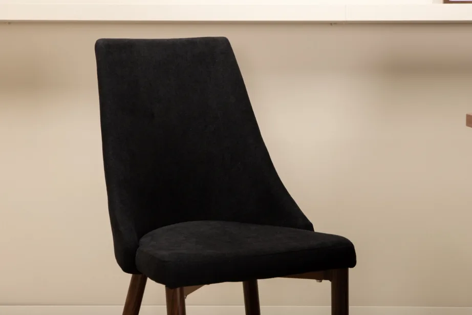 Uno ristkülikukujuline söögilaua komplekt, pähklispoon ja mustad polüestertoolid (6 tk), GR22146 – 52