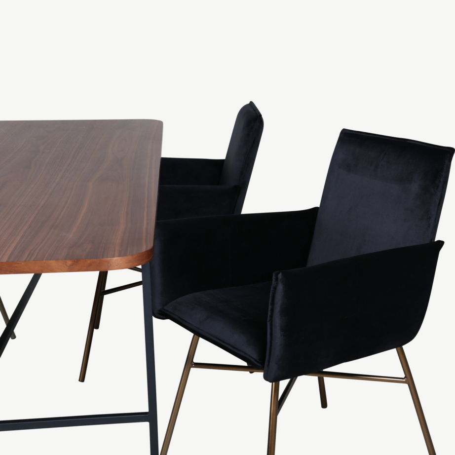 Uno ristkülikukujuline söögilaud pähklispooniga ja mustad velvetist Petra toolid, GR22149 – 4