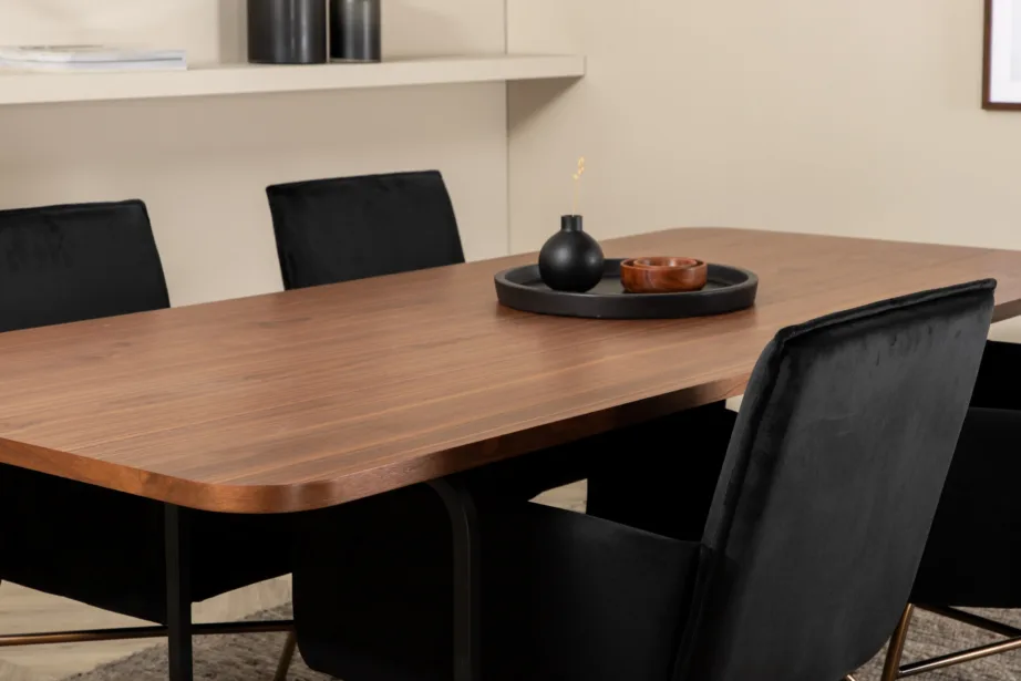 Uno ristkülikukujuline söögilaud pähklispooniga ja mustad velvetist Petra toolid, GR22149 – 7