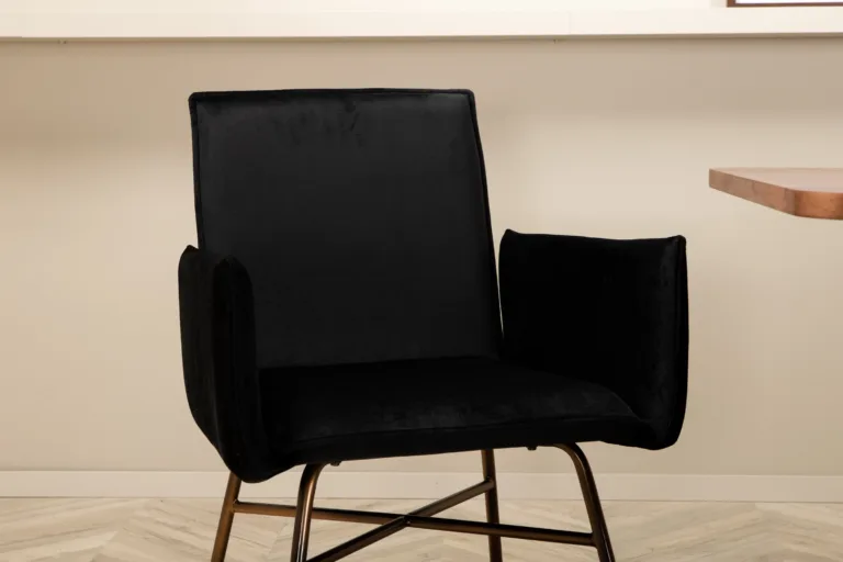 Uno ristkülikukujuline söögilaud pähklispooniga ja mustad velvetist Petra toolid - GR22149