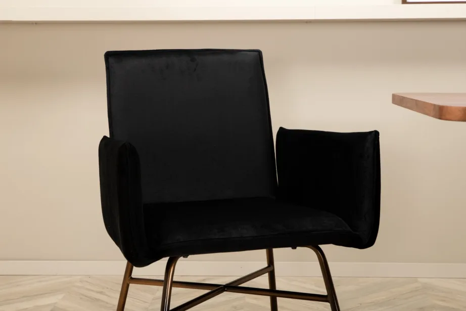 Uno ristkülikukujuline söögilaud pähklispooniga ja mustad velvetist Petra toolid, GR22149 – 9