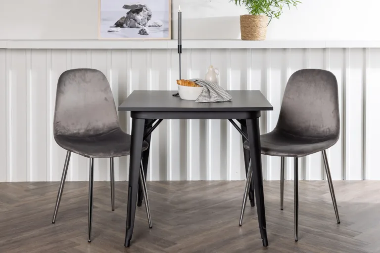 Väike must söögilaud Tempe ja helehall sametist söögitool Eva - GR23890