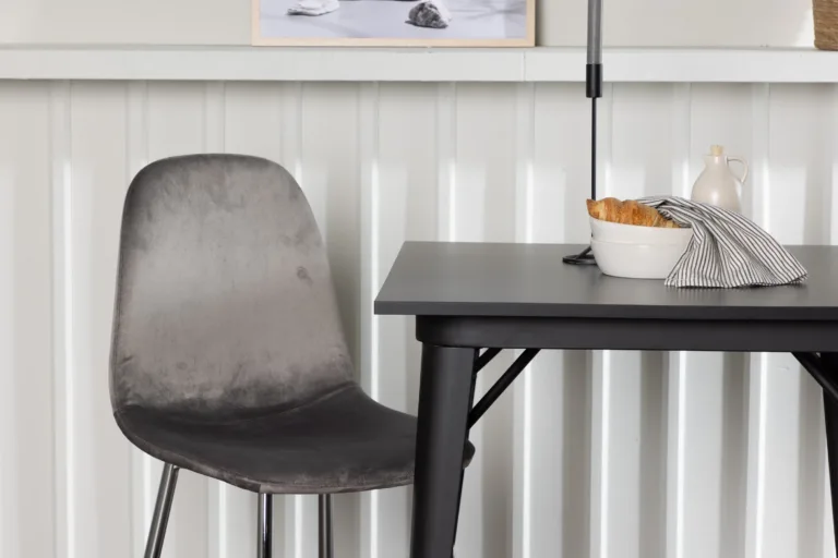 Väike must söögilaud Tempe ja helehall sametist söögitool Eva - GR23890