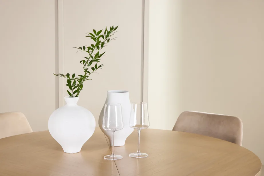 Valge ümmargune pikendatav söögilauakomplekt Strada laud ja 4 beeži sametkattega Night tooli, GR24741 – 10