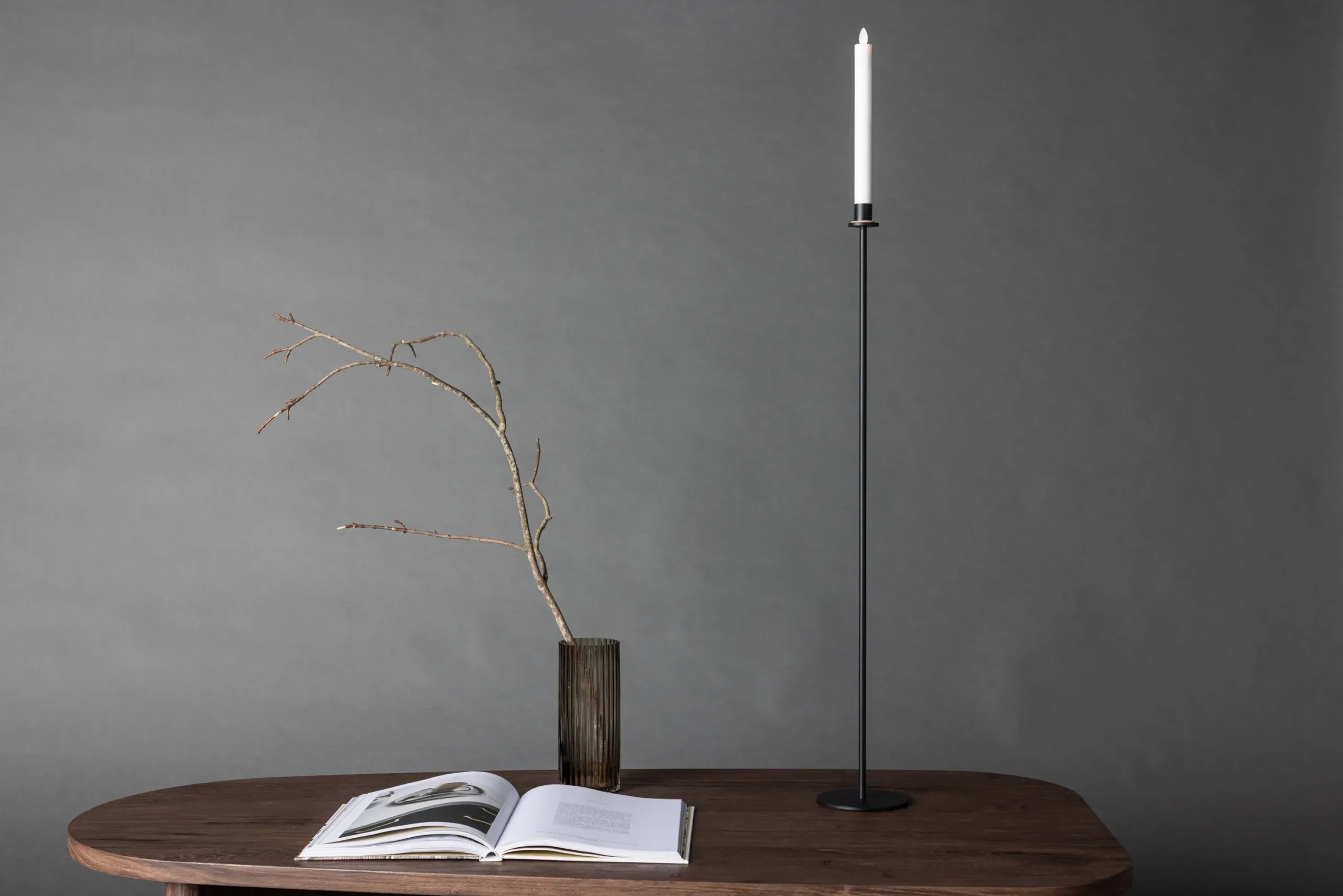 Kõrge põrandal seisev küünlajalg Högehall, must teras, 102 cm - 20063-100