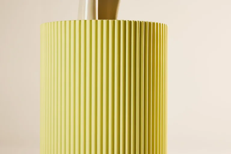 Helekollane soonilise viimistlusega MDF-abilaud Lenox (Ø30,5 cm, H 50 cm) - 61291-151
