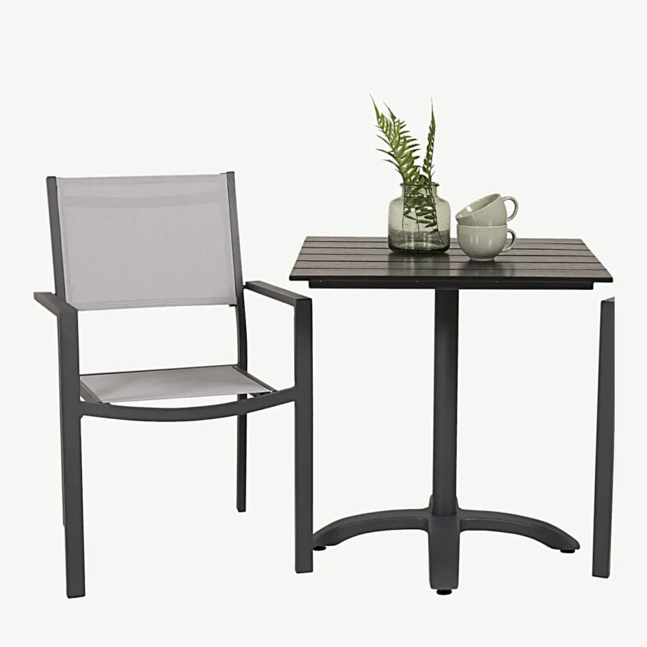 Väike terrassimööblikomplekt: Colorado laud (puitplastkomposiit, 70 × 70 cm) ja Copacabana aiatool (alumiinium, tekstiileen), GR18201 – 2