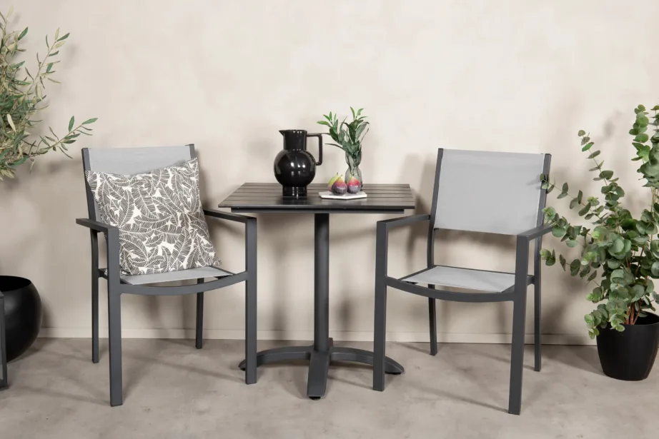 Väike terrassimööblikomplekt: Colorado laud (puitplastkomposiit, 70 × 70 cm) ja Copacabana aiatool (alumiinium, tekstiileen), GR18201 – 3