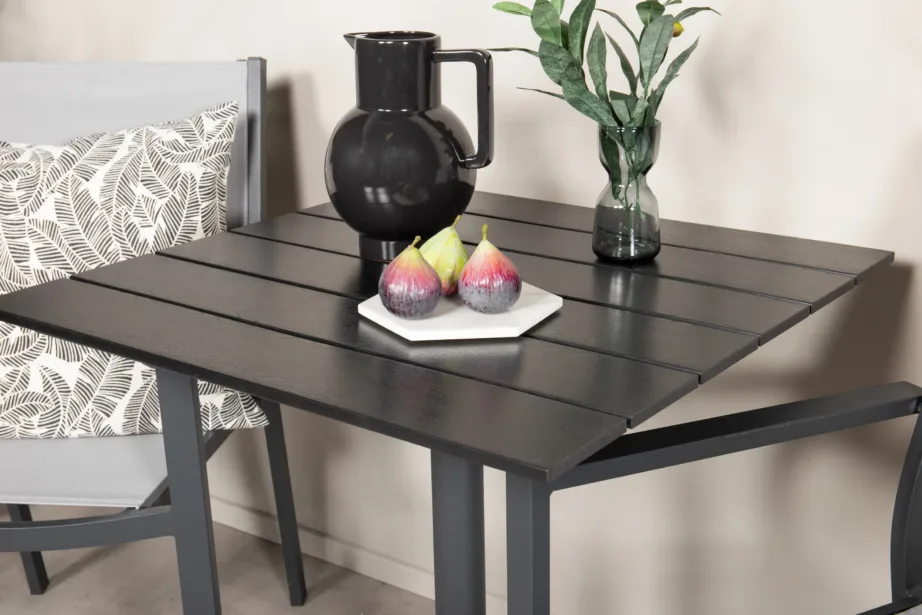 Väike terrassimööblikomplekt: Colorado laud (puitplastkomposiit, 70 × 70 cm) ja Copacabana aiatool (alumiinium, tekstiileen), GR18201 – 5