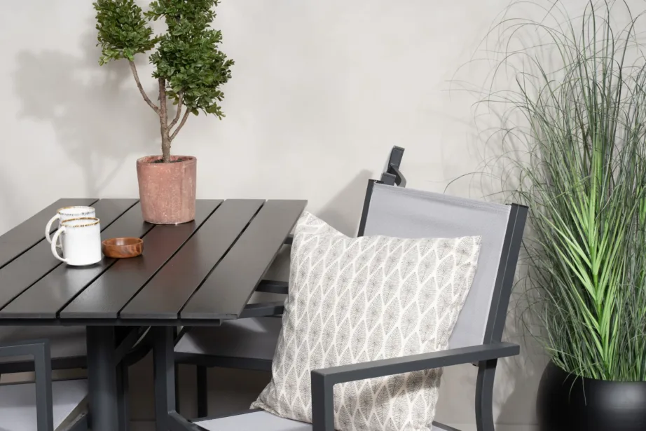 Denveri ristkülikukujuline must aiamööblikomplekt puitplastkomposiidist ja halli tekstileeniga toolidega, GR18210 – 9