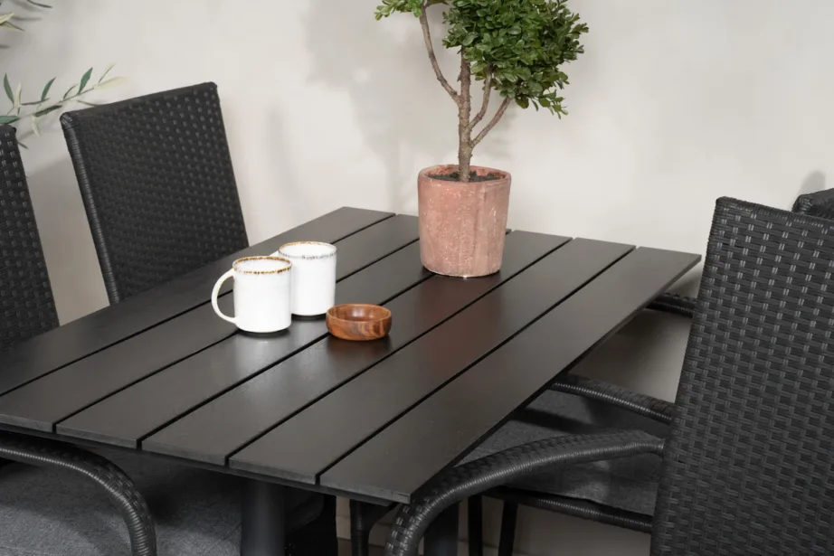 Denveri must aiakomplekt: ristkülikukujuline laud puitplastkomposiidist ja 4 virnastatavat Anna tehisrotangtooliga, GR18212 – 9