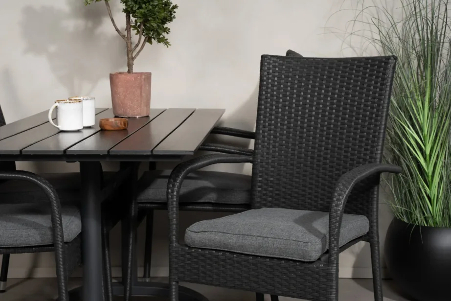 Denveri must aiakomplekt: ristkülikukujuline laud puitplastkomposiidist ja 4 virnastatavat Anna tehisrotangtooliga, GR18212 – 10