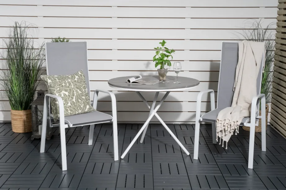 Parma ümmargune välimööblikomplekt, hall puitplastkomposiidist laud ja valgete alumiiniumraamidega toolid, GR18331 – 6