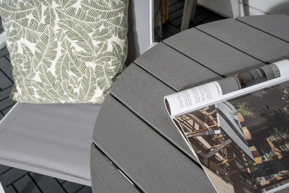 Parma ümmargune välimööblikomplekt, hall puitplastkomposiidist laud ja valgete alumiiniumraamidega toolid, GR18331 – 7