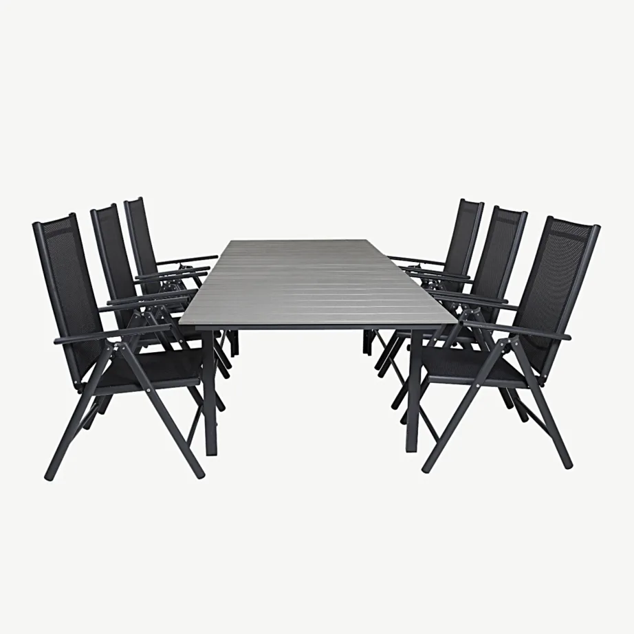 Levels ristkülikukujuline hall aiamööblikomplekt puitplastkomposiidist lauaplaadi ja mustade kokkupandavate toolidega, GR18571 – 2