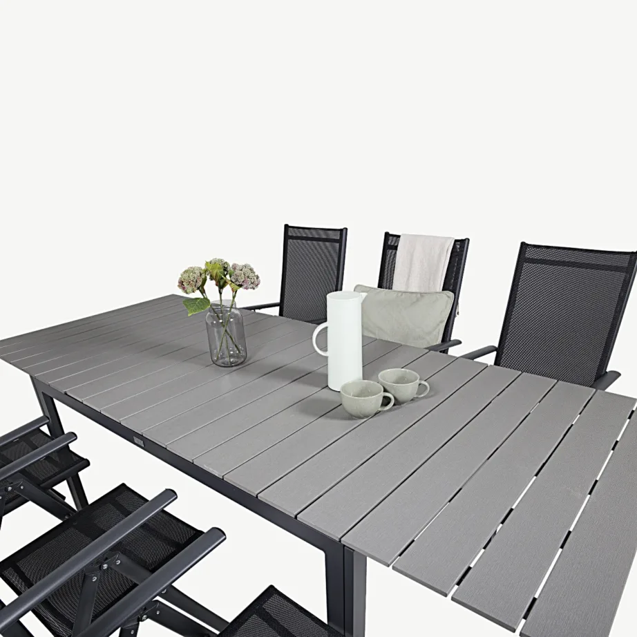 Levels ristkülikukujuline hall aiamööblikomplekt puitplastkomposiidist lauaplaadi ja mustade kokkupandavate toolidega, GR18571 – 6