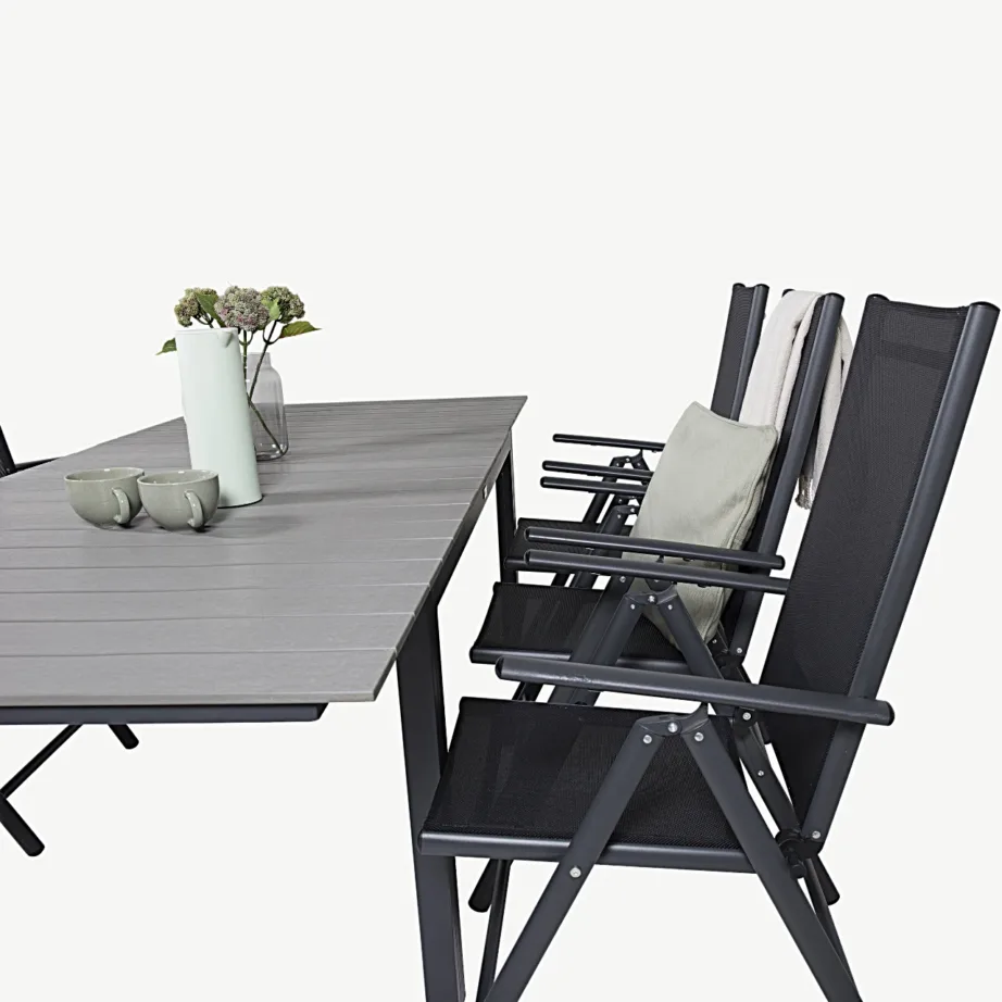 Levels ristkülikukujuline hall aiamööblikomplekt puitplastkomposiidist lauaplaadi ja mustade kokkupandavate toolidega, GR18571 – 7