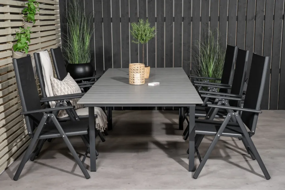 Levels ristkülikukujuline hall aiamööblikomplekt puitplastkomposiidist lauaplaadi ja mustade kokkupandavate toolidega, GR18571 – 8