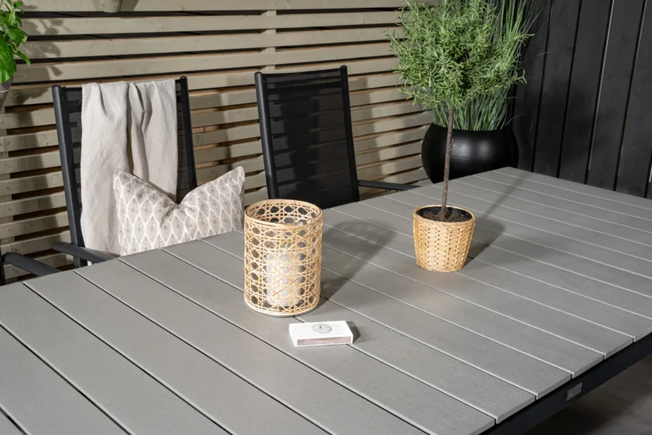 Levels ristkülikukujuline hall aiamööblikomplekt puitplastkomposiidist lauaplaadi ja mustade kokkupandavate toolidega, GR18571 – 10