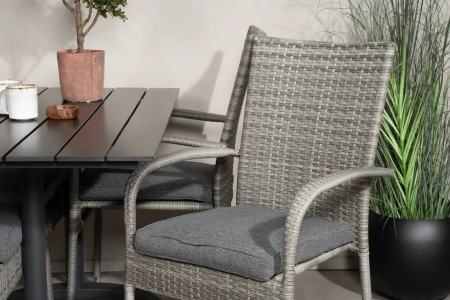 Denveri ristkülikukujuline aiakomplekt (mustast puitplastkomposiidist laud ja hallid punutud toolid), GR18610 – 9