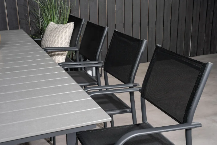 Levels ristkülikukujuline hall aiamööbli komplekt (WPC lauaplaat, mustad alumiiniumraamiga virnastatavad toolid), GR18619 – 7