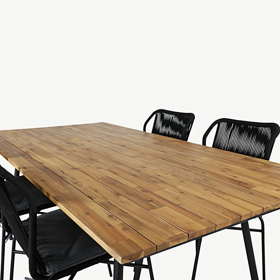 Akaatsiapuidust söögilaud Chan ja mustad virnastatavad Julian toolid (200 cm, terasraam), GR21462 – 3