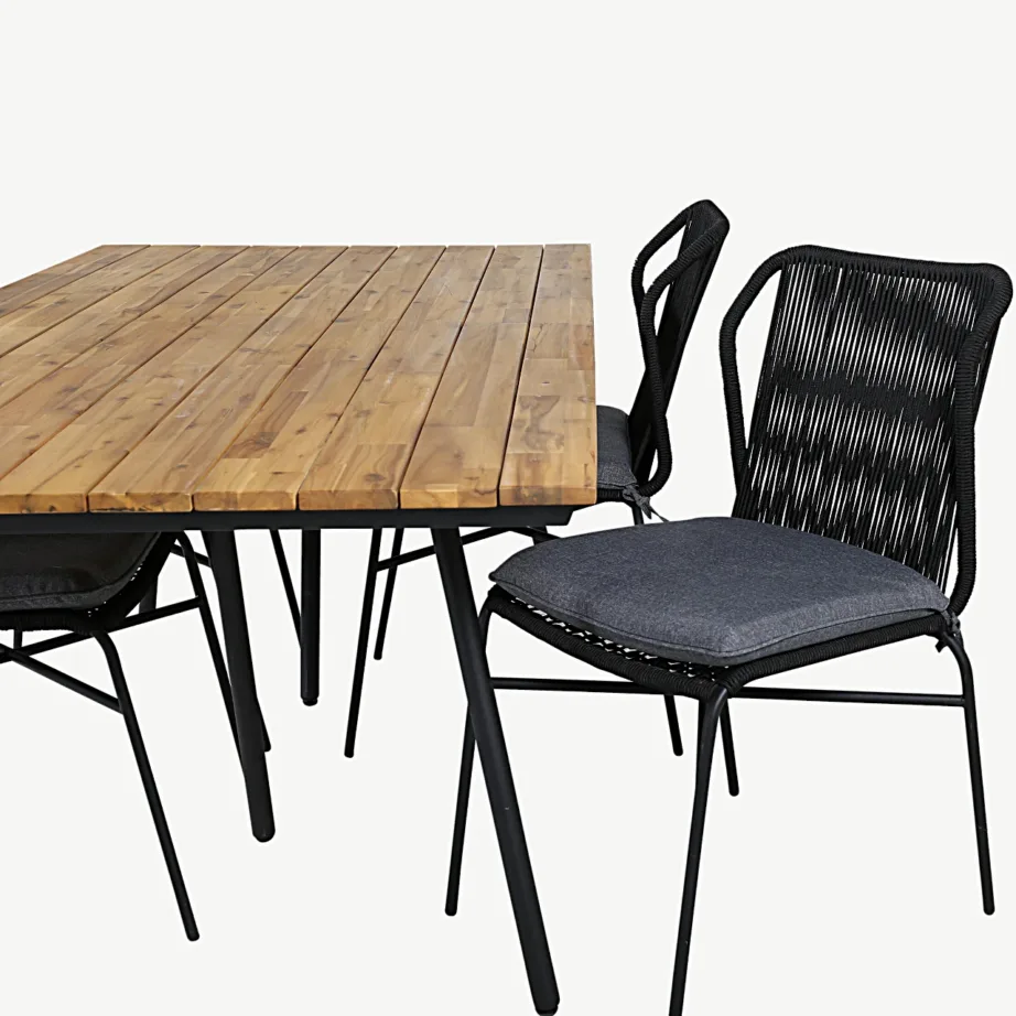 Akaatsiapuidust söögilaud Chan ja mustad virnastatavad Julian toolid (200 cm, terasraam), GR21462 – 4
