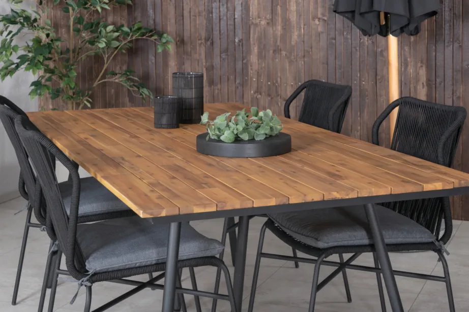 Akaatsiapuidust söögilaud Chan ja mustad virnastatavad Julian toolid (200 cm, terasraam), GR21462 – 7