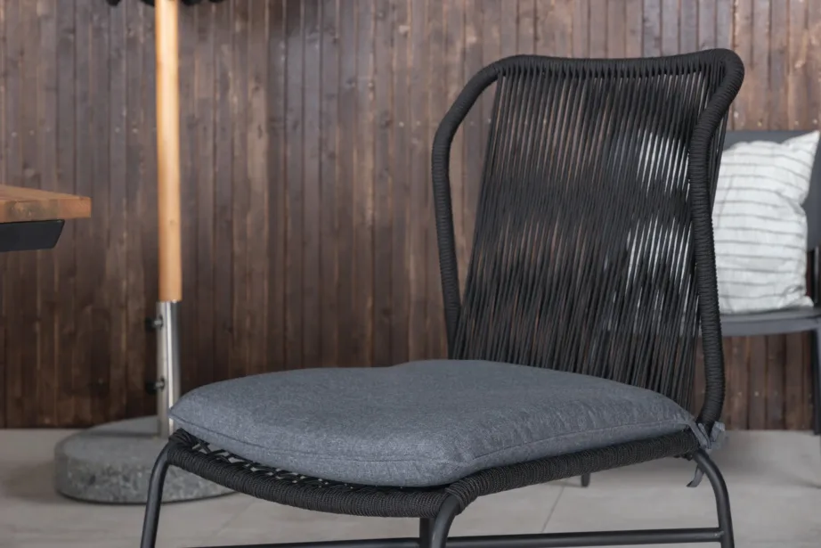 Akaatsiapuidust söögilaud Chan ja mustad virnastatavad Julian toolid (200 cm, terasraam), GR21462 – 8