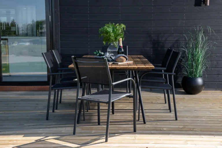 Akaatsiapuidust söögilaud Chan ja mustad Santorini virnastatavad toolid (aiakomplekt, 200 cm) - GR21469