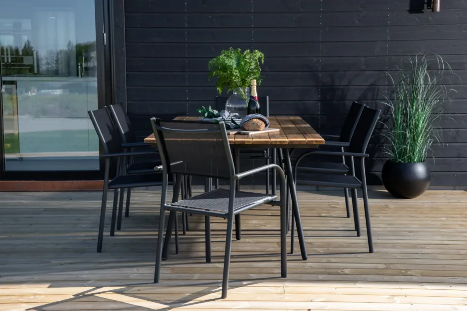 Akaatsiapuidust söögilaud Chan ja mustad Santorini virnastatavad toolid (aiakomplekt, 200 cm), GR21469 – 5