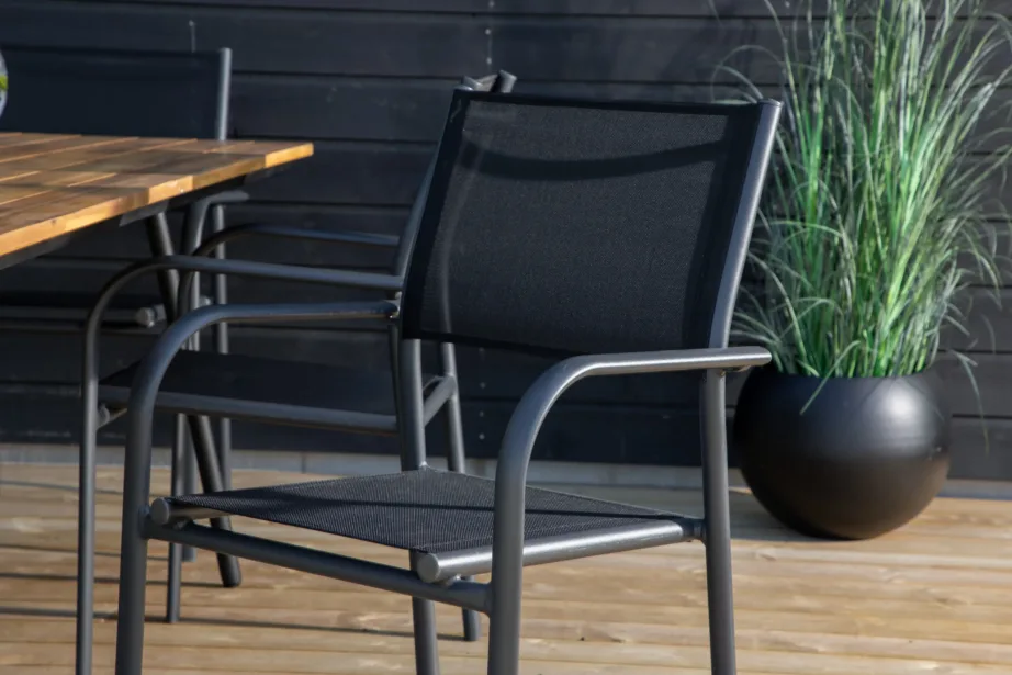 Akaatsiapuidust söögilaud Chan ja mustad Santorini virnastatavad toolid (aiakomplekt, 200 cm), GR21469 – 7