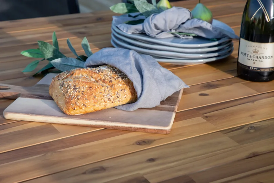 Akaatsiapuidust söögilaud Chan ja mustad Santorini virnastatavad toolid (aiakomplekt, 200 cm), GR21469 – 9