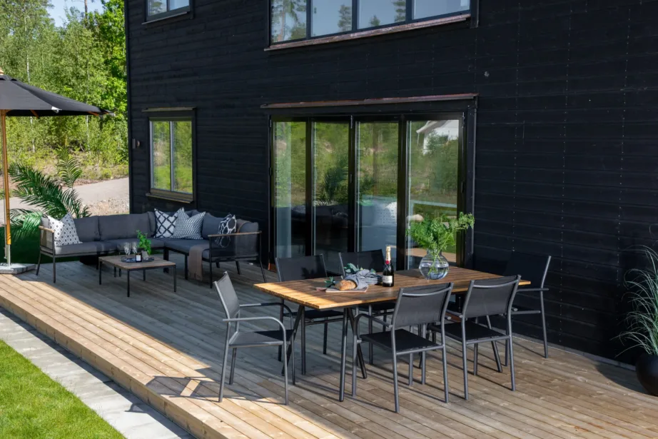 Akaatsiapuidust söögilaud Chan ja mustad Santorini virnastatavad toolid (aiakomplekt, 200 cm), GR21469 – 10