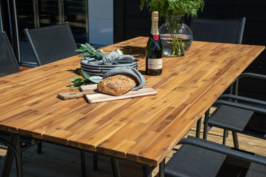 Akaatsiapuidust söögilaud Chan ja mustad Santorini virnastatavad toolid (aiakomplekt, 200 cm), GR21469 – 12