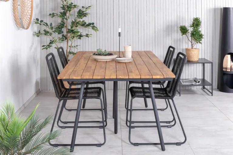 Akaatsiapuidust söögilaud Chan ja mustad Lindos aiatoolid – aiamööbli komplekt (200 cm, terasraam) - GR21470