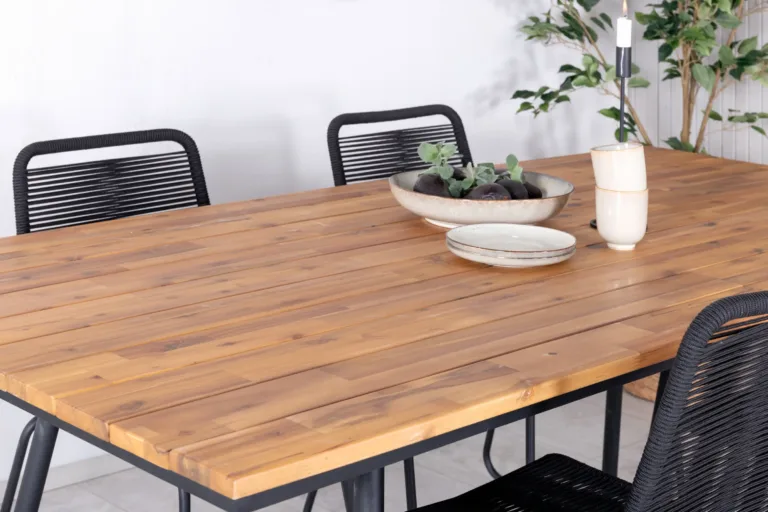 Akaatsiapuidust söögilaud Chan ja mustad Lindos aiatoolid – aiamööbli komplekt (200 cm, terasraam) - GR21470