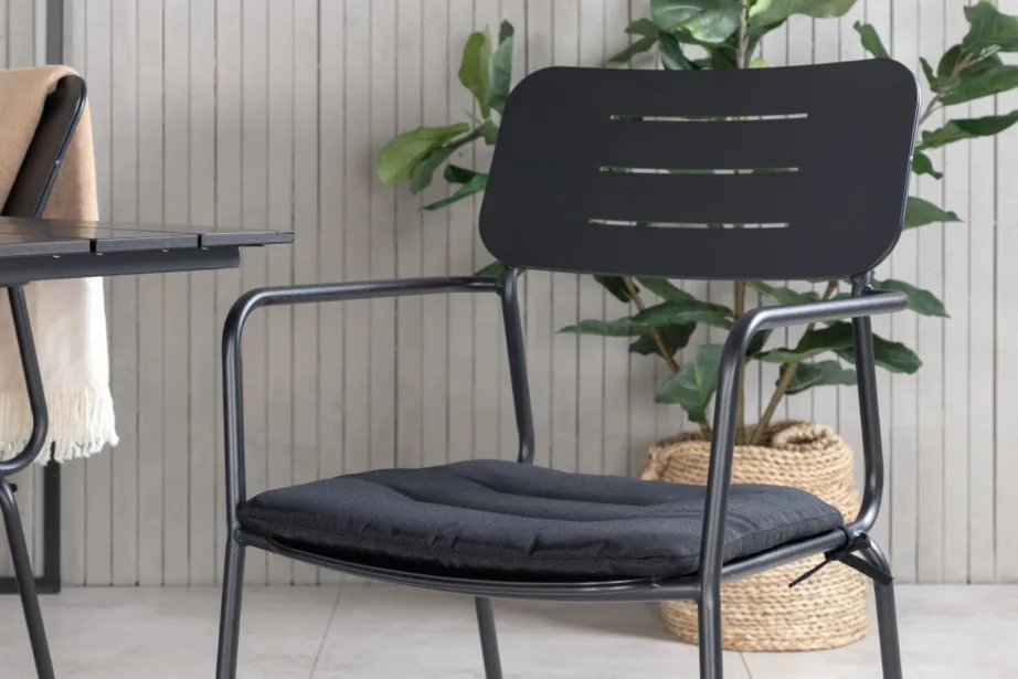 Ristkülikukujuline must metallist aiamööbli komplekt Denver – WPC laud ja terastoolid käetugedega, GR21665 – 8