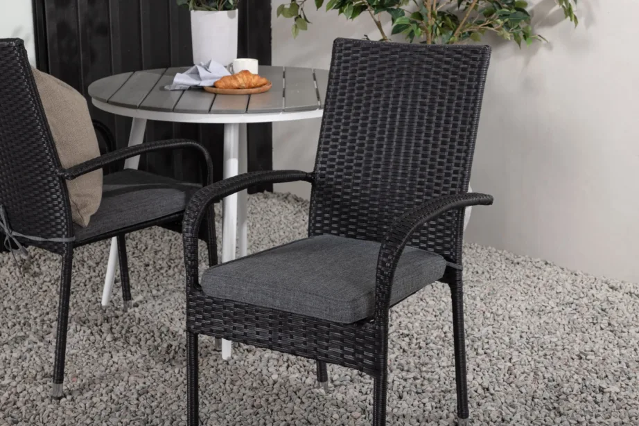 Ümmargune õuesöögigrupi komplekt Break – hall WPC laud, valged alumiiniumjalad ja mustad kunstrotangist toolid, GR22682 – 10