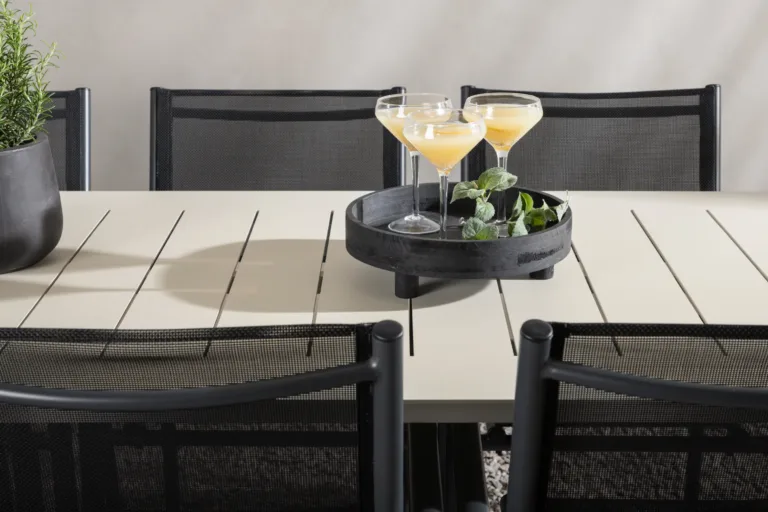 Beežist alumiiniumist söögilaud Lina mustade Santorini virnastatavate toolidega (õuemööbli komplekt, 200 × 90 cm) - GR22733