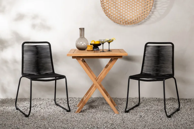 Tiikpuust välimööbli komplekt Kenya laud (70x70 cm) ja Lindos mustad köistöögitoolid - GR22796