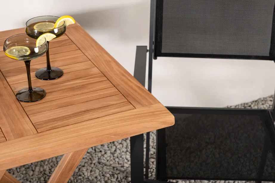 Kenya tiigipuust välimööblikomplekt – kokkupandav laud ja mustad alumiiniumraamiga toolid, GR22797 – 9