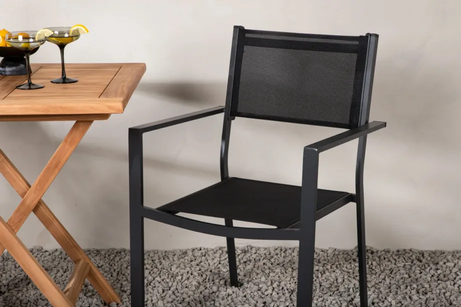 Kenya tiigipuust välimööblikomplekt – kokkupandav laud ja mustad alumiiniumraamiga toolid, GR22797 – 10