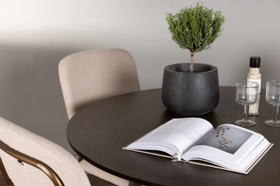 Ümmargune söögilauakomplekt Kaseidon tumepruunist MDF-ist ja kummipuust koos beežide toolidega Seda, GR23846 – 6