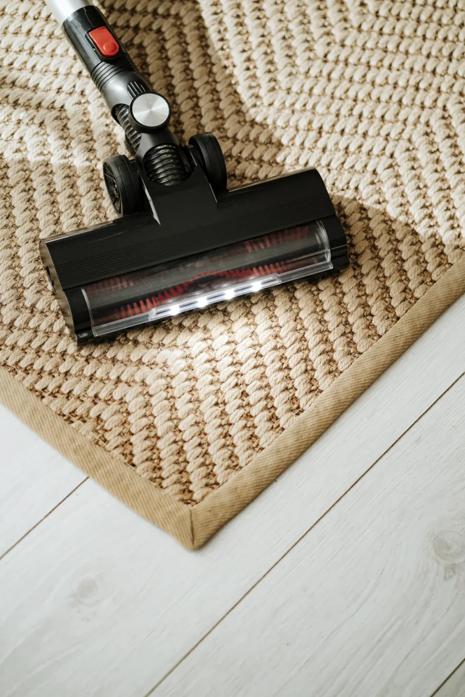 Adler AD 7048 juhtmevaba käsitolmuimeja 230 W 0,8 l valge/must/punane – 12