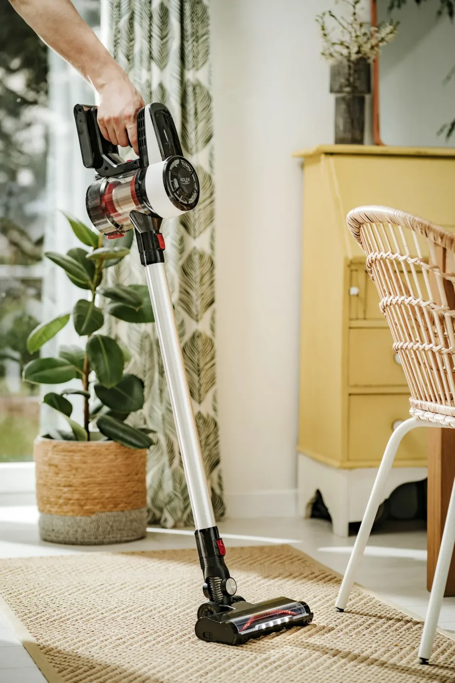 Adler AD 7048 juhtmevaba käsitolmuimeja 230 W 0,8 l valge/must/punane – 6