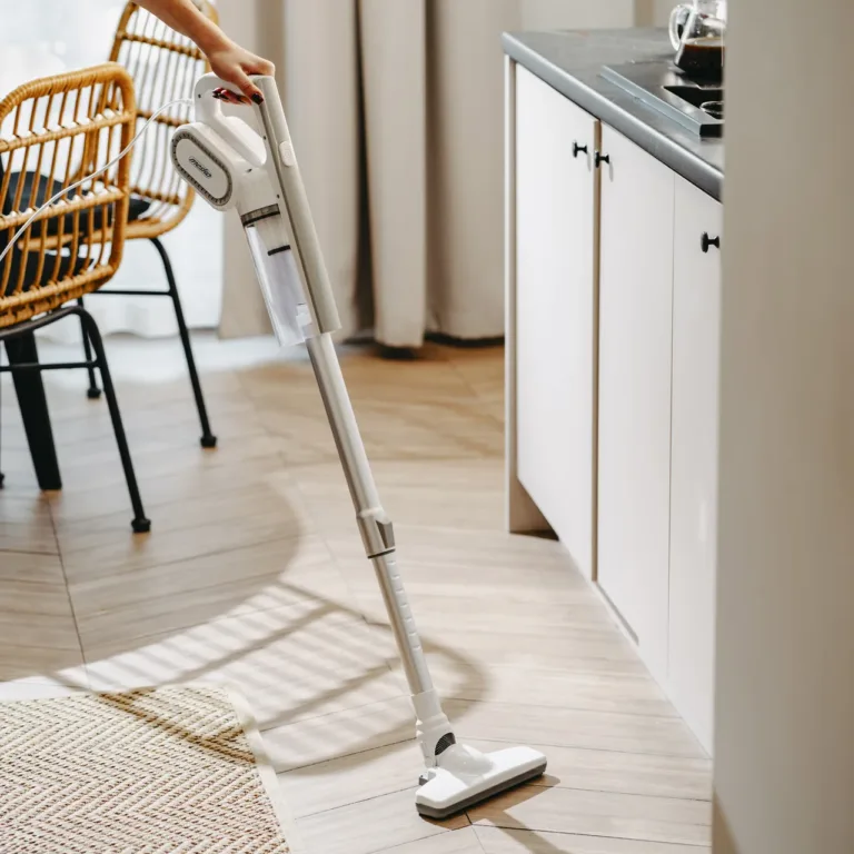 valge vertikaalne tolmuimeja Adler MS 7058 konteineriga