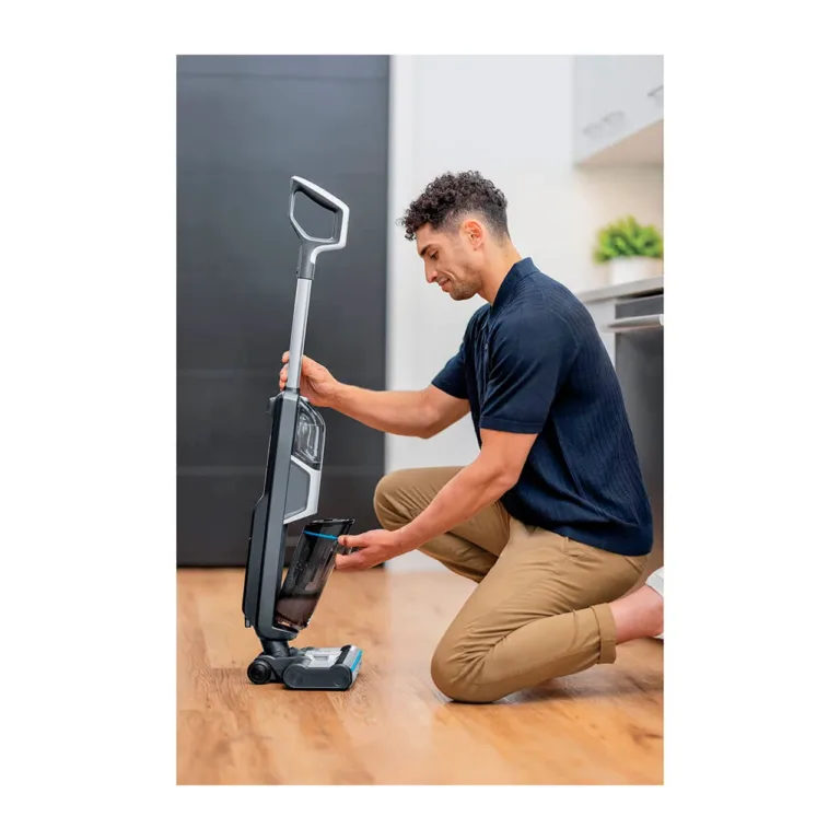 Bissell CrossWave HF3 puhastab köögis parketti